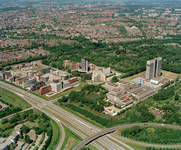 828309 Luchtfoto van het kantorenpark Rijnsweerd Noord te Utrecht, uit het noordoosten, met centraal het kantoor van ...